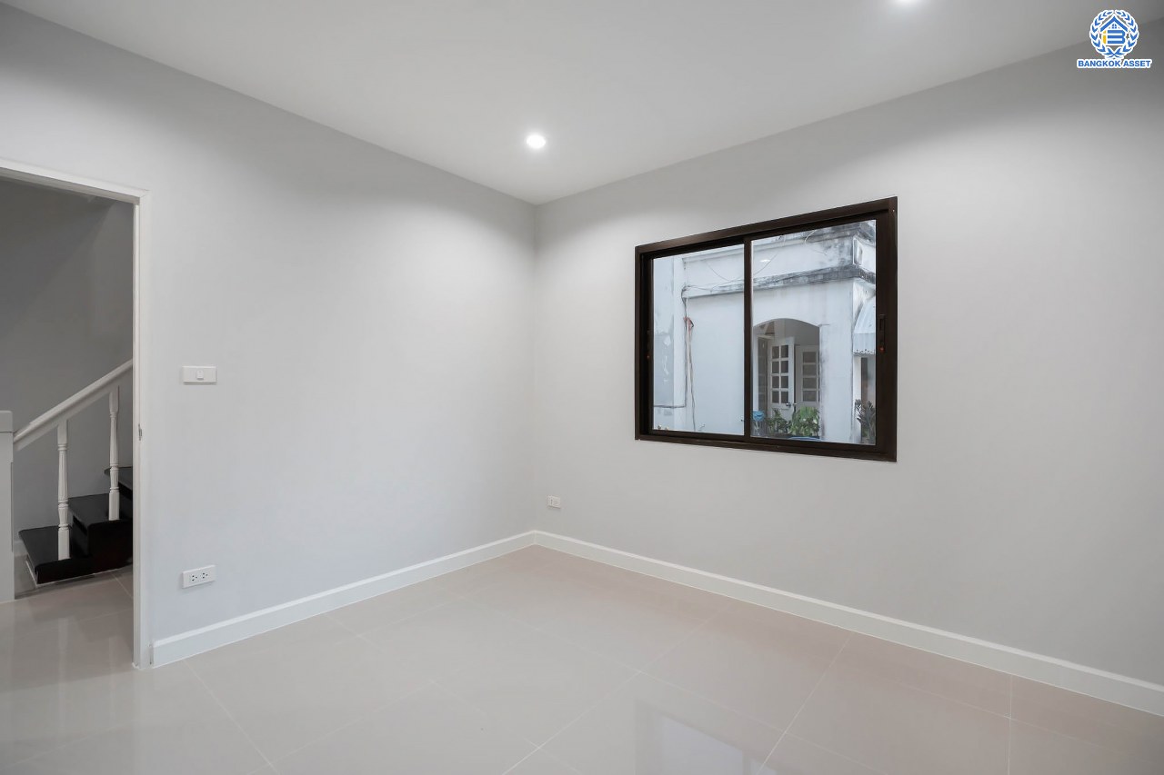 บ้านมือสองตกแต่งใหม่ ม.วรารมย์ เพชรเกษม81 แบรนด์ Q.House รองรับทุกความสุข เนื้อที่ 54 ตร.ว. ฟังก์ชัน 3 ห้องนอน 2 ห้องน้ำ 1 ห้องอเนกประสงค์ จอดรถได้ 1 คัน บนทำเลใกล้ The Mall บางแค และเชื่อมต่อ ถ.พุทธมณฑลสาย4 และ ถ.กาญจนาฯ